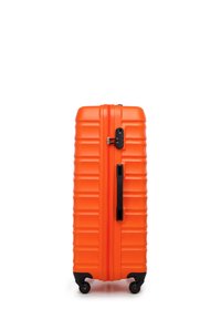 Harde koffer in fel oranje met geribbelde textuur, voorzien van een ritsluiting, zwarte handgreep en vier wielen voor mobiliteit.