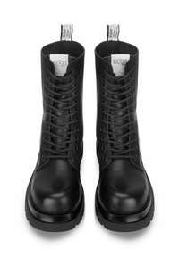 Stivaletti neri in pelle con finitura liscia, punta rotonda, allacciatura estesa e suola in gomma. Presentano un pratico tassello sul retro per una facile calzata.