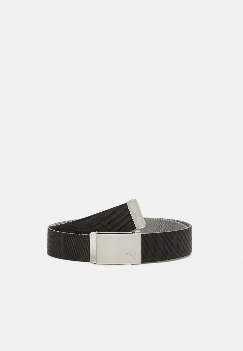 Cinto elástico preto com fivela metálica prateada em forma retangular e marca em relevo de um lado. Textura lisa em toda a extensão.