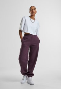 Urban Classics FLUFFY - Joggebukse - plumpurple