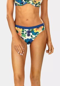 Kostium kąpielowy w kwiaty z białym tłem, ozdobiony kolorowymi kwiatami. Pasa jest granatowy, a krój ma średni wysoki stan.