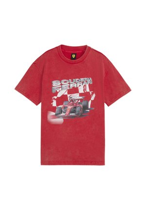 T-shirt en coton rouge avec un graphisme d'une voiture de course et le texte "SCUDERIA FERRARI" en argent, avec une coupe décontractée et des manches courtes.
