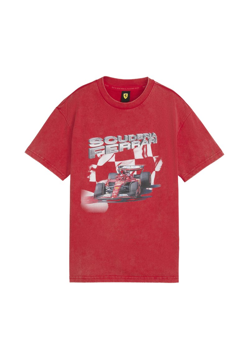 Camiseta de algodón roja con un gráfico de un coche de carreras y el texto "SCUDERIA FERRARI" en plateado, con un corte relajado y mangas cortas.
