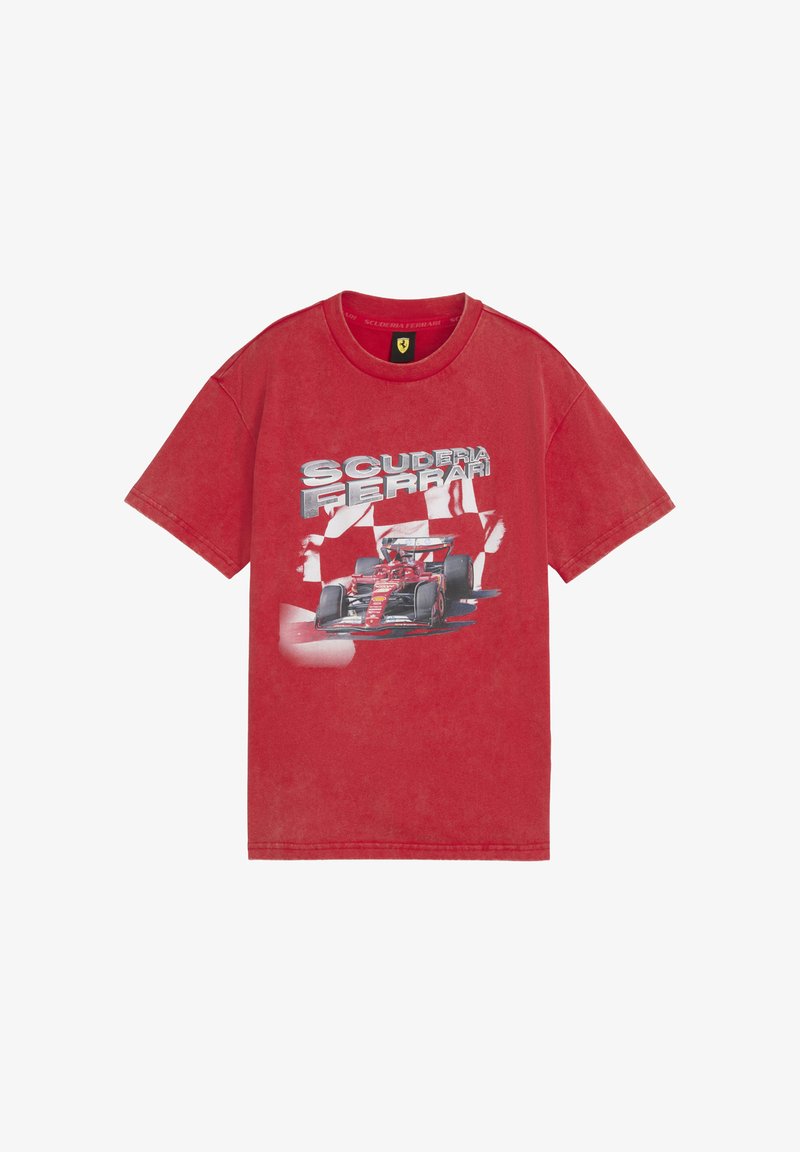 Camiseta de algodón roja con un gráfico de un coche de carreras y el texto "SCUDERIA FERRARI" en plateado, con un corte relajado y mangas cortas.
