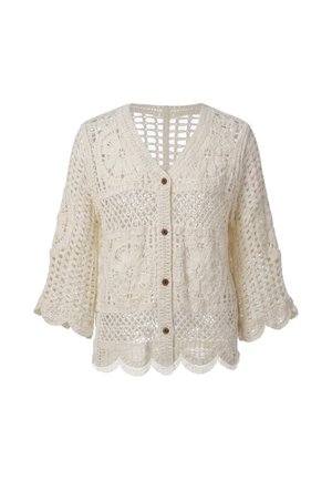 Witte gehaakte gebreide cardigan met bloemmotieven, geschulpte randen, driekwartmouwen en bruine knopen middenvoor.