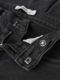 Schwarze Jeanshose mit silbernem Reißverschluss, Knopfverschluss und Bundknöpfen. Verfügt über eine glatte Textur und ein minimalistisches Design.