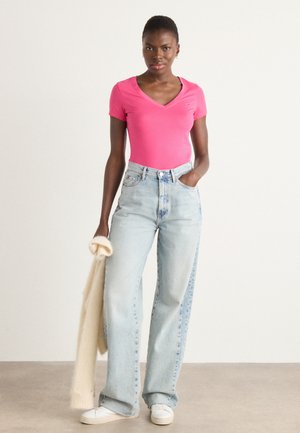 V NECK TEE 2 PACK - Paprasti marškinėliai - ecru / jewel pink