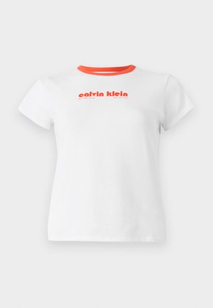 Camiseta de algodón blanca con cuello rojo y texto de logo impreso en rojo intenso. Mangas cortas y un diseño de ajuste estándar.