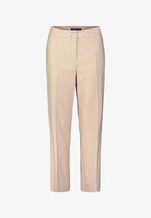 Pantalons beiges ajustés en tissu lisse, avec deux boutons à l'avant et des plis structuré, conçus pour une coupe slim.