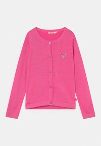 Rosa stickad cardigan med långa ärmar, rund halsringning, knappstängning och en hjärtformad dekoration på bröstet.