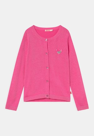 Cardigan rose en tricot à manches longues, avec un col rond, une fermeture à boutons et un embellissement en forme de cœur sur la poitrine.