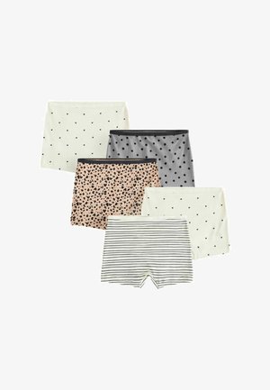 Fem par pigeshorts i hvid med små sorte hjerter, grå med sorte prikker, fersken med sorte leopardpletter og hvid med tynde sorte striber.
