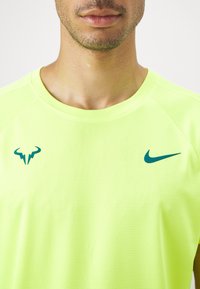 Nike Performance RAFA CHALLENGER - Sportiniai marškinėliai trumpomis rankovėmis - volt geode teal