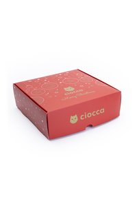Scatola rettangolare rossa con motivi festivi bianchi; presenta la parola "ciocca" e un logo di un gatto in oro. Progettata per regali di Natale.