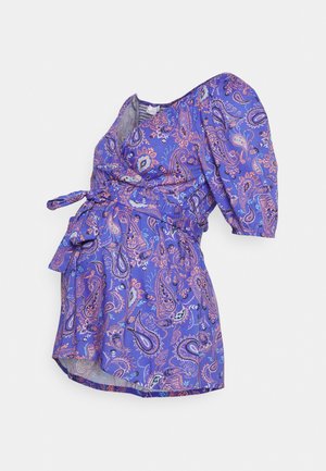 Vestido envolvente roxo em padrão paisley com mangas bufantes, cintura cingida e saia fluida. Apresenta padrões florais intrincados em cores vibrantes.