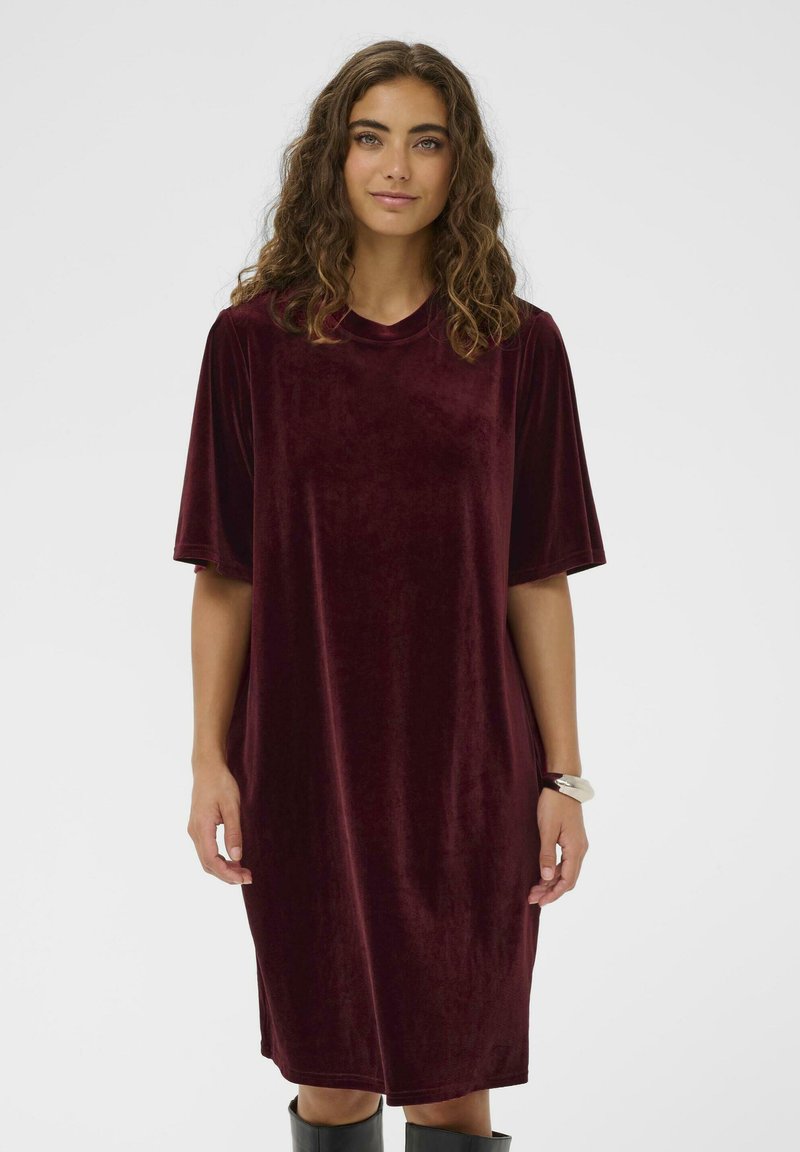 Rochie catifea bordeaux cu mâneci scurte, decolteu rotund și croi lejer. Textură netedă și design până la genunchi. Simplă și elegantă.