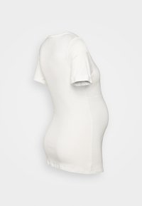 T-shirt de maternidade branca com mangas curtas, design ajustado, material de algodão suave e bainha curvada para acomodar uma barriga em crescimento.