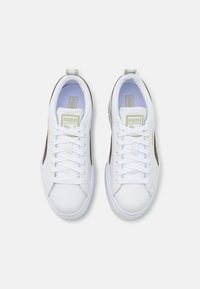 Vita sneakers med en slät läderfinish, rund tå, snörning och gröna detaljer på sidan. PUMA-logotyp på tungan.