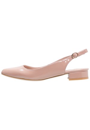 Chaussure slingback en cuir verni rose avec bout pointu, talon bloc bas et bride ajustable à boucle.