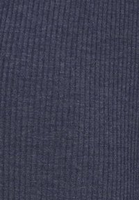 Dunkel marineblauer, gerippter Stoff mit subtiler Textur, der vertikale Linien und eine weiche Oberfläche aufweist. Geeignet für Kleidungsstücke wie Oberteile oder Röcke.