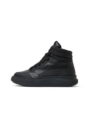 Zapatillas negras de caña alta, fabricadas en cuero y materiales sintéticos, con un acabado texturizado, suela gruesa y cordones redondos.