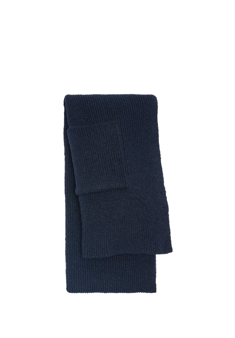 Ciemnogranatowy prążkowany szalik wykonany z miękkiego materiału, złożony z kieszonką. Gładka faktura i jednolity kolor na całej powierzchni.