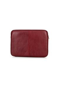 Czerwone skórzane etui na laptopa o gładkiej teksturze, prostokątnej formie oraz kontrastowym przeszyciu. Posiada zamek błyskawiczny oraz minimalistyczny design.