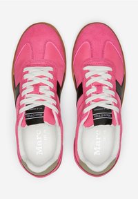 Růžové retro tenisky s svrškem z semiše a nylonu, vybavené bílými tkaničkami a černým akcentovým pruhem. Gumová podešev a polstrovaný interiér.