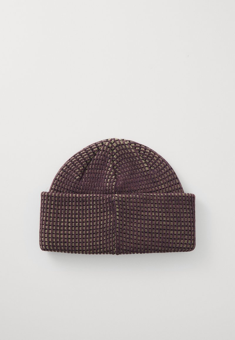 Gorro de punto tejido en púrpura oscuro con acentos verde. Presenta un patrón texturizado y un diseño de doblado para mayor detalle.