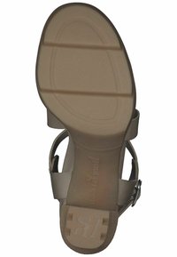 Sandal beige con suola in gomma testurizzata, cinturino alla caviglia regolabile e design minimalista. Presenta logo impresso e finitura liscia.