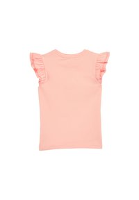 Camiseta rosa de manga corta con mangas de volantes, hecha de tela suave. La vista trasera muestra un escote redondeado y un diseño sencillo.