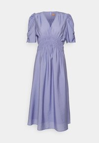 Robe midi violet clair avec manches courtes bouffantes, encolure en V et détail élastique froncé à la taille.