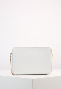 MICHAEL Michael Kors JET SET TRAVEL CROSSBODY - Skuldertasker - optic white