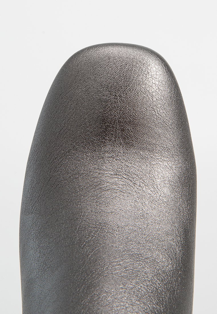 Scarpa in pelle nera con punta arrotondata, caratterizzata da una texture liscia e una leggera lucentezza, che mostra una minima piegatura per un aspetto elegante.
