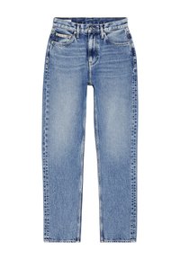 Jeans de mezclilla azul claro con corte recto, diseño de cinco bolsillos y un parche de logo en la cintura. Textura desgastada con detalles de costura.
