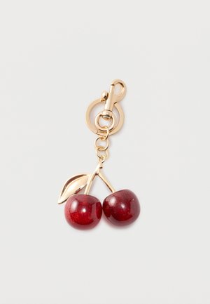 Zelta atslēgu piekariņš ar divām spožām sarkanām ķiršu ogām un vienu zelta lapu, kas piestiprināta pie apaļas atslēgu riņķa un omāra aizdares.