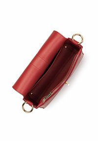 Borsa in pelle rossa con superficie testurizzata, parte superiore aperta e un scomparto con zip all'interno. Accenti in metallo dorato e dettaglio a forma di cerchio visibile.