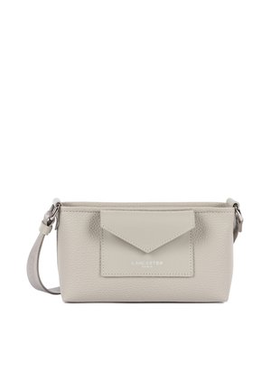 Petit sac à bandoulière rectangulaire en cuir gris clair avec poche enveloppe à l’avant et bandoulière réglable, marquage Lancaster Paris sur la poche.
