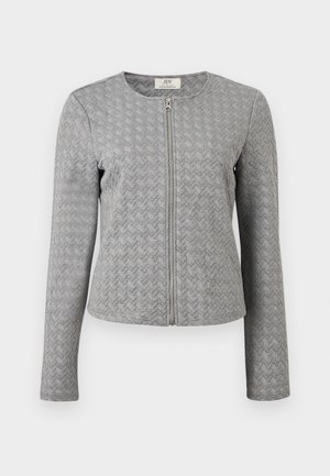 Jachetă matlasată gri cu mâneci lungi, fermoar frontal, guler rotund și textură cu model în formă de chevron, afișată pe un fundal alb.