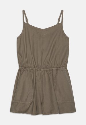 Robe sans manches vert olive avec une taille froncée, dotée d'un décolleté en V, de deux poches avant et de broderies discrètes sur la poitrine.