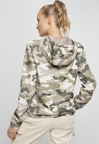 Urban Classics Neperpučiamoji striukė - duskrose camo