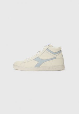 Baskets montantes en cuir crème avec des accents bleu clair. Présentent des détails perforés et une semelle en caoutchouc texturée. Design classique à lacets.