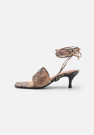 Filippa K LACE UP - Szandálok - beige