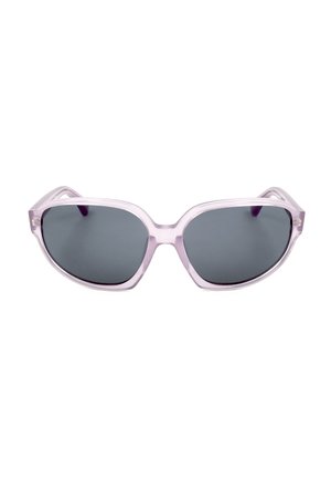 Occhiali da sole con montatura traslucida rosa chiaro, grandi lenti scure e una forma sottile a occhi di gatto.