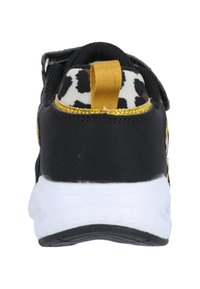 Sort sneaker med en tekstureret bagdel, der har leopardprint-detaljer og en guldkant. Hvid gummisål med en let hælforhøjelse.