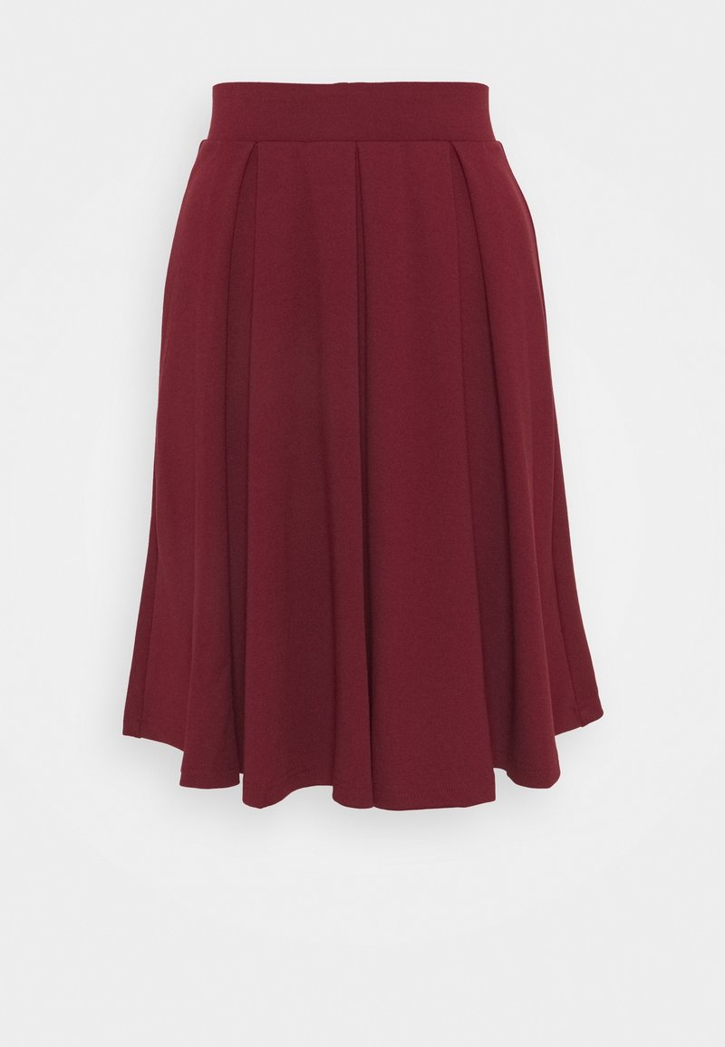 Jupe A-line bordeaux avec une large taille, fabriquée en tissu doux, ornée de plis pour plus de volume et une texture lisse.