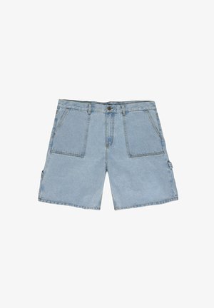 Jasnoniebieskie szorty dżinsowe o luźnym kroju, z dwoma przednimi kieszeniami oraz boczną kieszenią cargo. Materiał ma lekko przetartą strukturę.