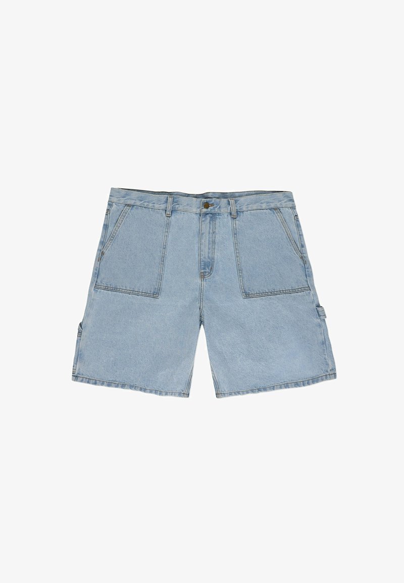 Jasnoniebieskie szorty dżinsowe o luźnym kroju, z dwoma przednimi kieszeniami oraz boczną kieszenią cargo. Materiał ma lekko przetartą strukturę.