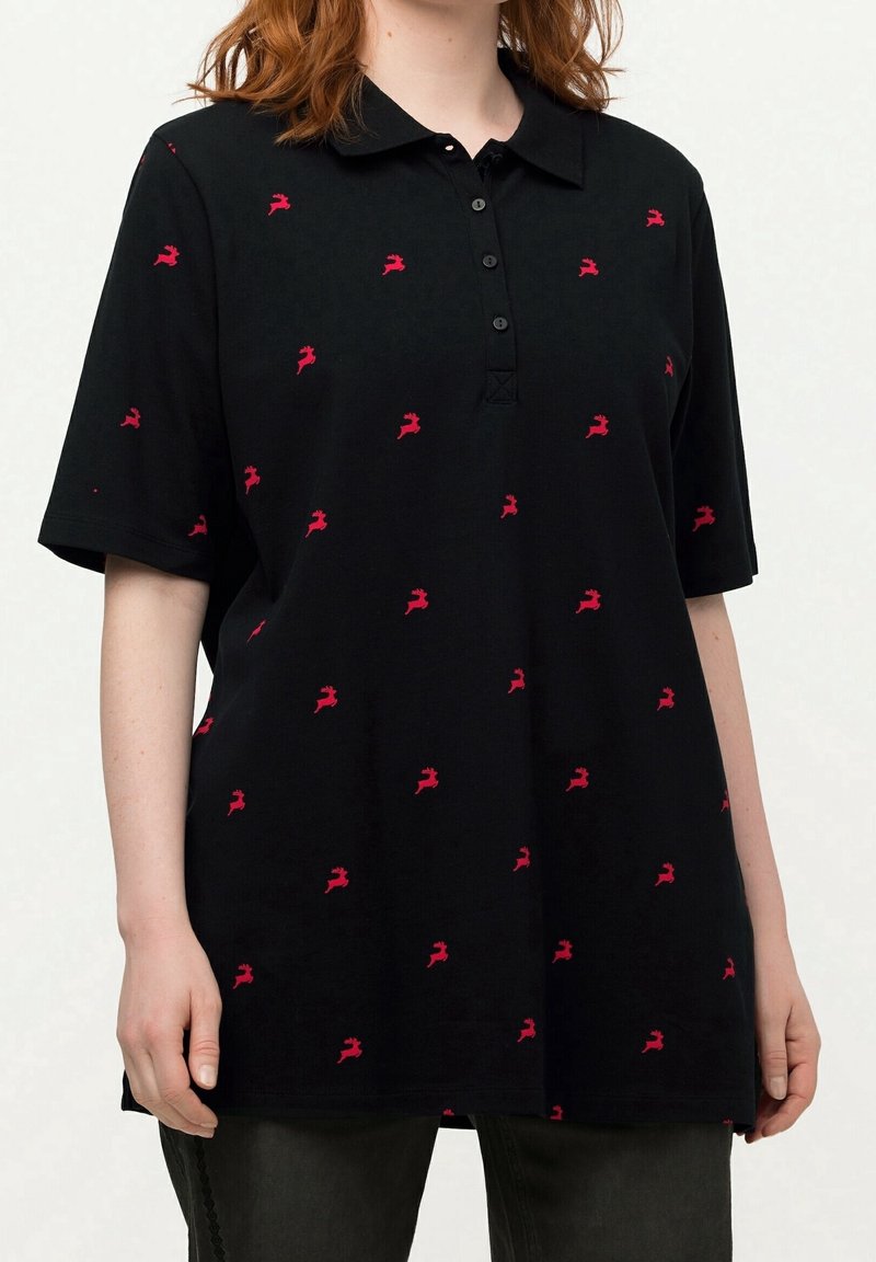 Polo noir à manches courtes, ornée de silhouettes brodées roses. Il a un col et une patte de boutonnage à trois boutons.