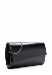 Bolso de mano de cuero negro con un diseño elegante, que presenta una correa de cadena plateada y un cierre de solapa plegado. Textura suave con un detalle mínimo.
